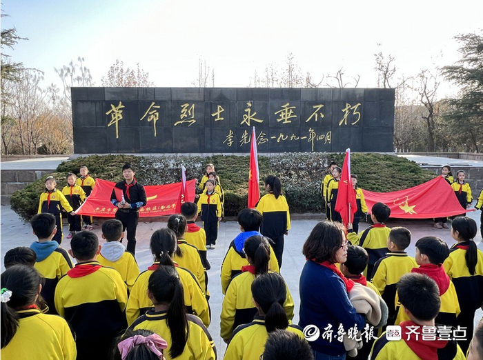 枣庄市第十五中学南校区勤为学校开展国家公祭日祭扫活动