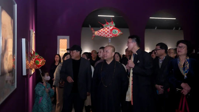 徐旭峰（右三）在展览现场