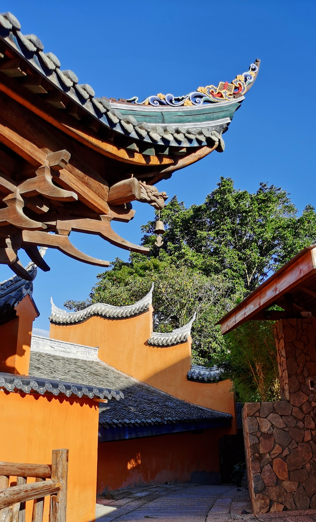 传奇色彩的明代古寺,门前别具一格的两座石像据说专门用于镇压水妖所