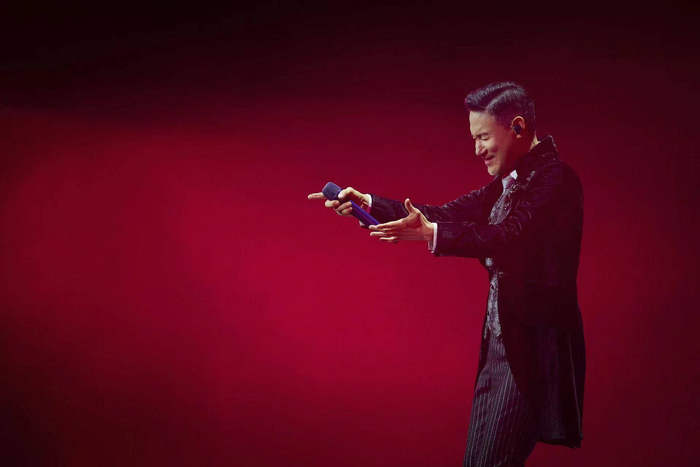 张学友60巡回演唱会香港站震撼启航歌神宝刀未老承诺唱到70岁