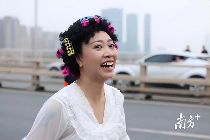 广州马拉松:包租婆成焦点,网友幽默调侃!