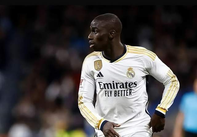 又一个阿拉巴?拜仁认为阿方索配不上队内顶薪 皇马虎视眈眈