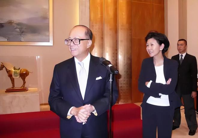 李嘉诚对女友爱的方式显霸气周凯旋首次透露两人相处细节