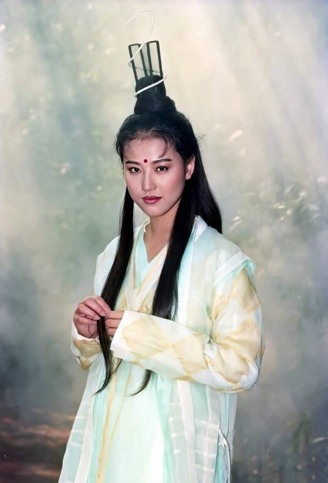 很多老粉丝还记得,当年周海媚主演了电视剧《纵横四海》,可是突然她就