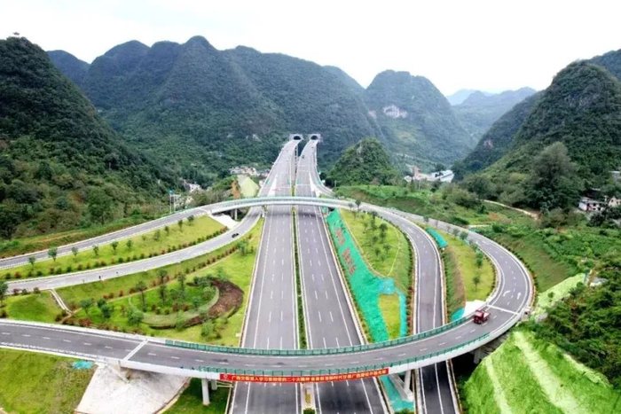 天峨经凤山至巴马高速公路即将建成通车。图源：河池日报