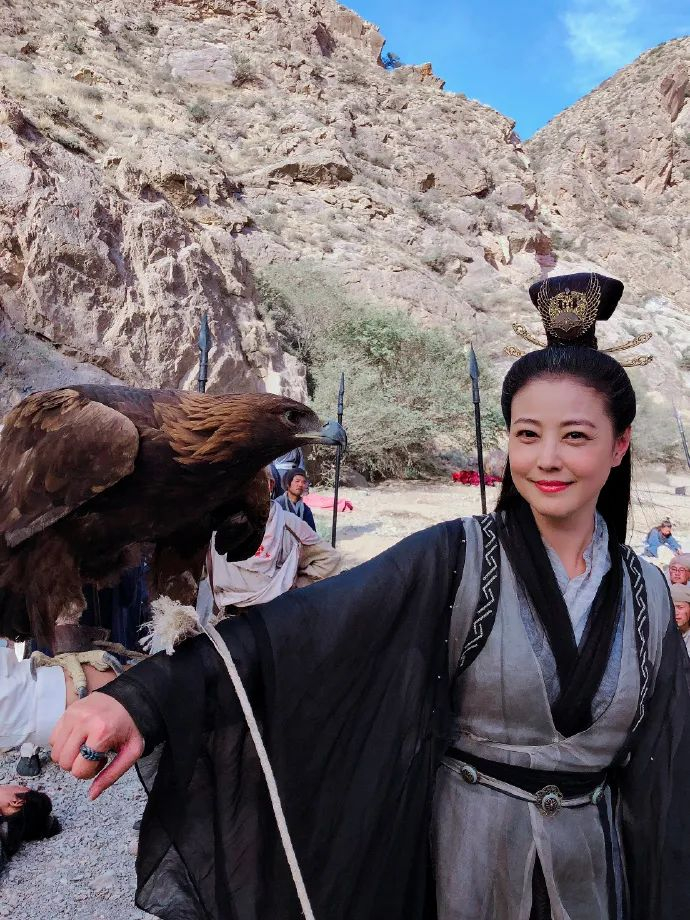 昨天"周海媚"的热搜挂了整整一个晚上,各路消息层出不穷.