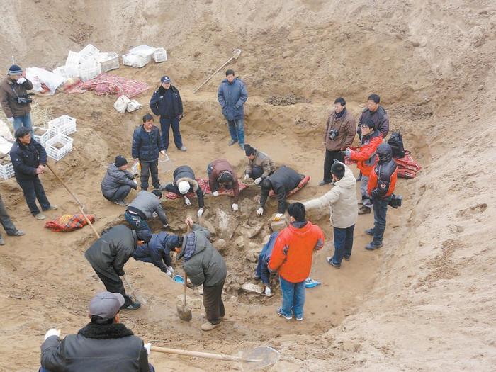 2012年,邺城考古队在北吴庄佛像埋藏坑发掘现场。