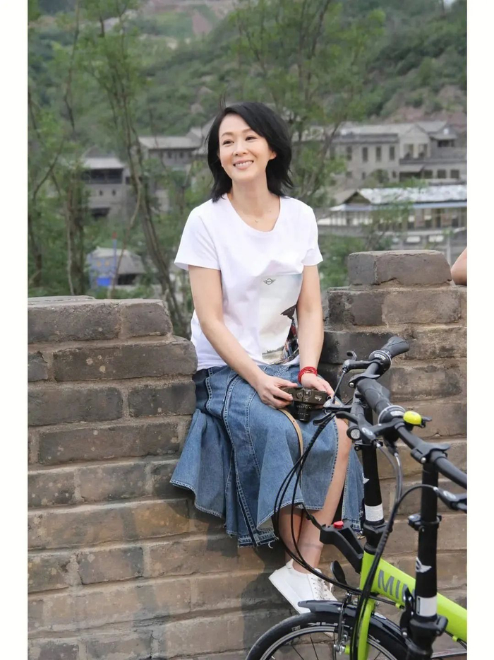 据悉,刘若英出身于名门之后,家族拥有极高的声望和地位.