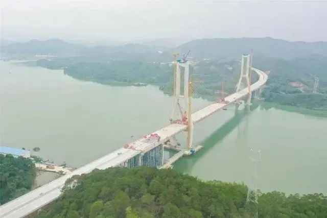 主跨合龙后的上横高速西津郁江特大桥。图源：南宁日报
