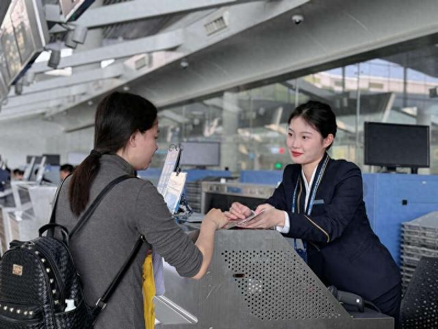 旅客在南航柜台办理值机业务。南航供图
