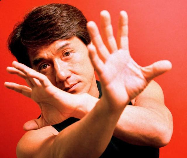 巅峰成龙的身材有多炸裂?一枚妥妥的肌肉猛男