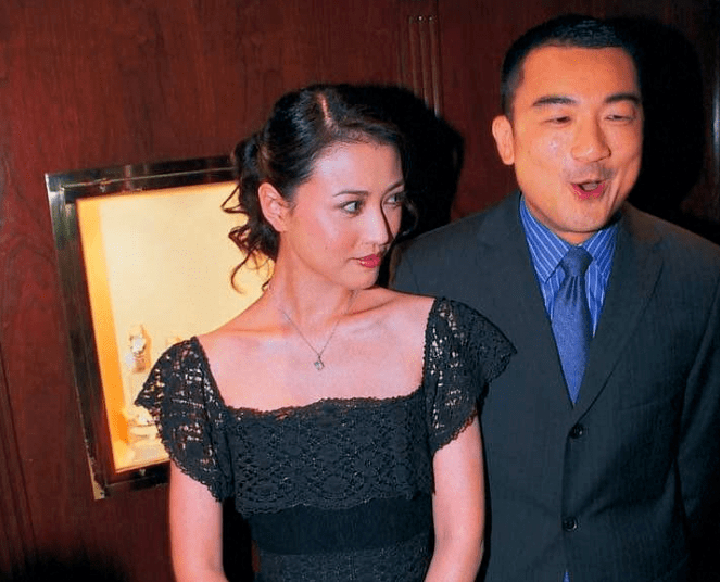 57岁周海媚被传去世,九段情史扑朔迷离,常年与狗相伴享受单身|周海媚