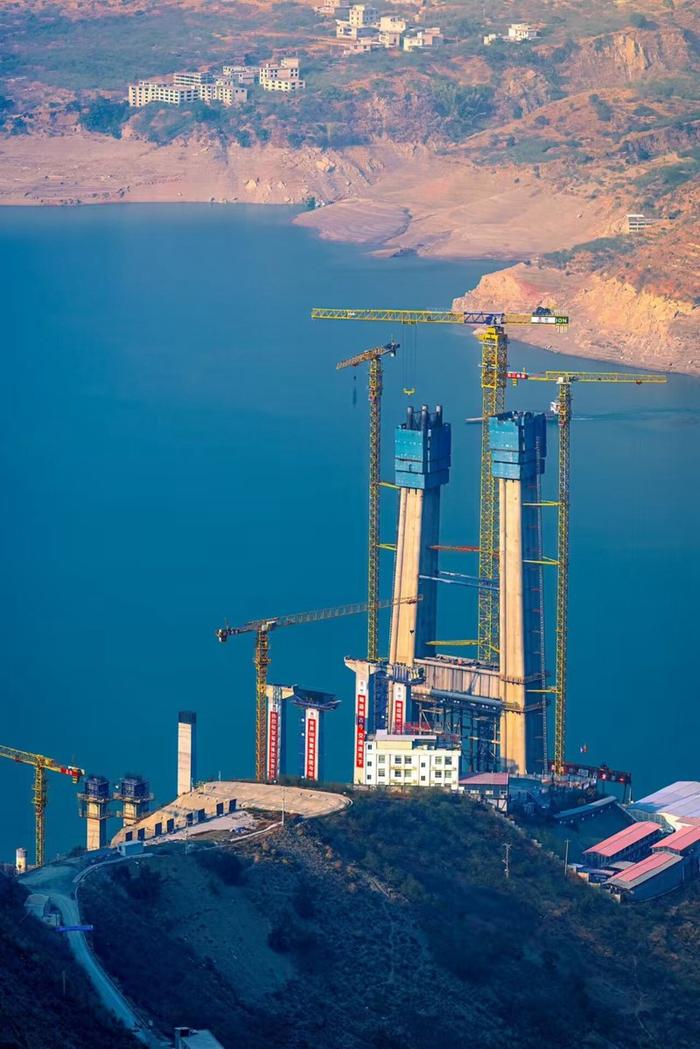 世界级悬索桥沿江高速卡哈洛金沙江大桥首根主缆索股架设成功