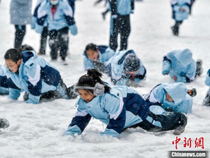 乌鲁木齐持续降雪小学生雪中玩耍打雪仗