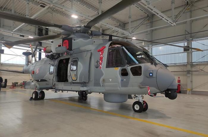 波兰海军正式接收首架aw101反潜直升机