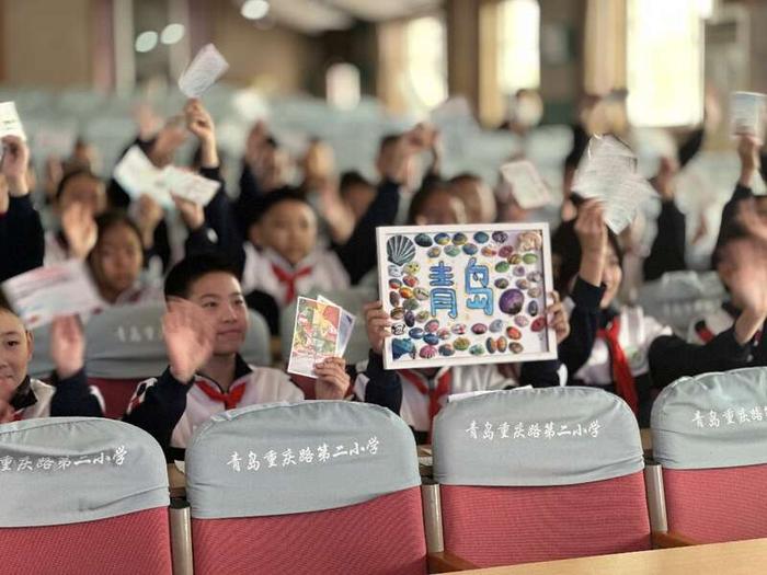 兩地少先隊員通過手抄報,視頻介紹了自己的家鄉和學校,圍繞中隊名字