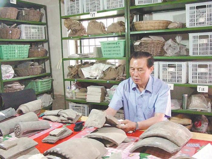 2005年,徐光冀在邺城考古使命站整理出土瓦件。