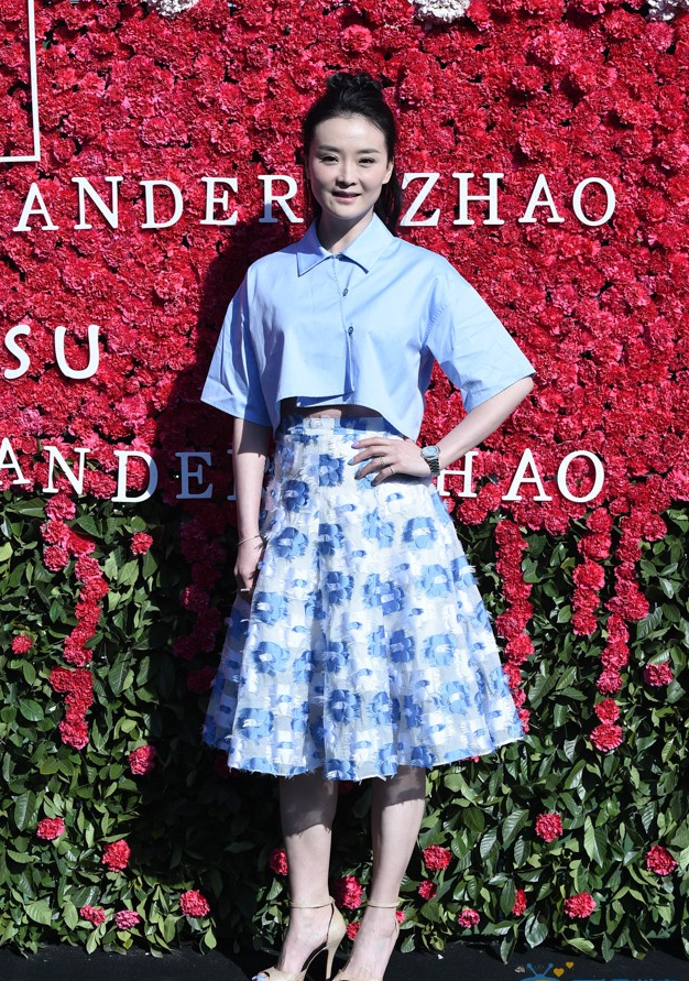 49岁王艳在2亿豪宅花园里跳舞,穿印花裙 扎丸子头,没野心照样美|王艳