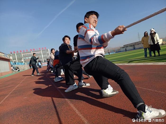 榮譽感,鍛鍊學生健康體魄,近日,新泰市谷裡中學各年級舉行了拔河比賽