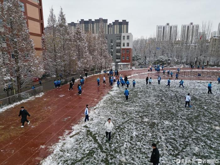 同學們在操場上堆雪人12月11日,泰安市岱嶽區粥店中學雪後校園遠景12