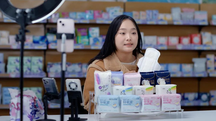 ▲ 河南舒莱女主播正在拼多多平台直播卖货