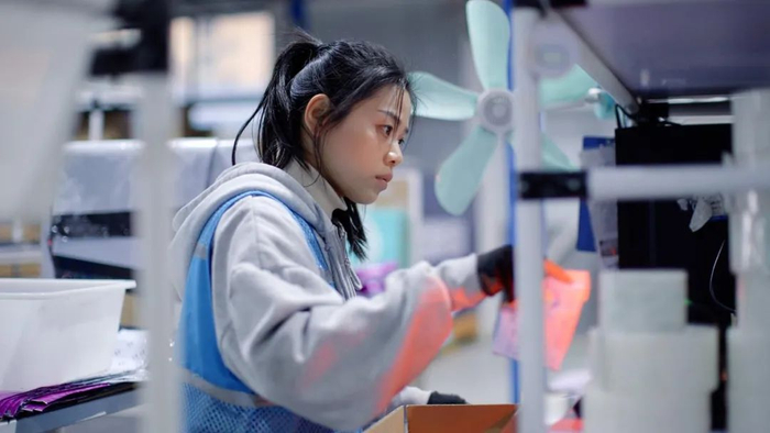 ▲打包员正在仓库打包拼多多的卫生巾订单