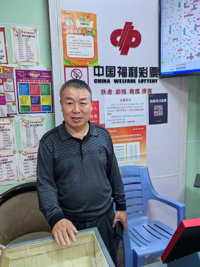 中奖投注站认真东说念主。信息时报记者 陈学钢 摄
