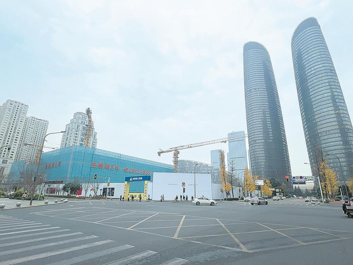     “金融城8号”正在双塔近旁加紧建设