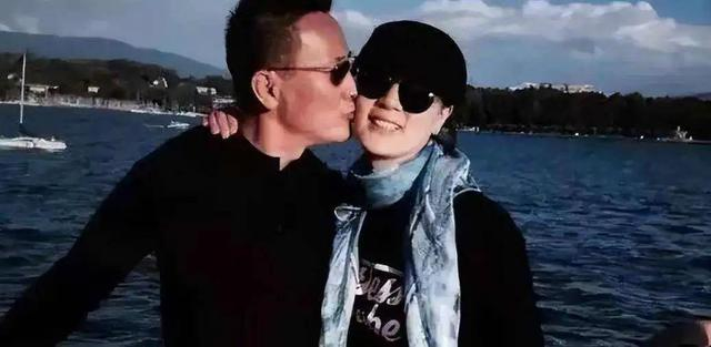 张志坚的妻子叫张萍,是圈外人,当初也是他的粉丝.