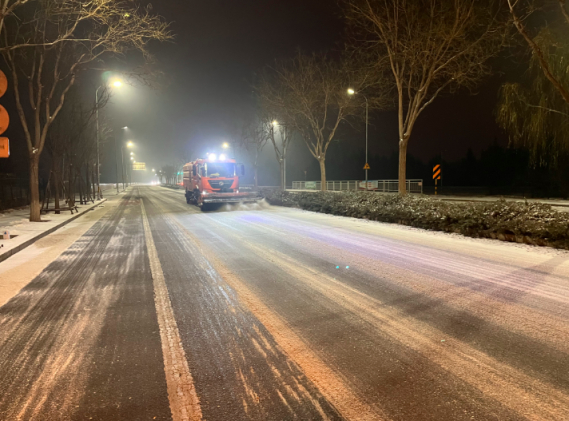 为预防道路结冰,从12日傍晚开始,公路分局提前对京漠线,安四路,台关路