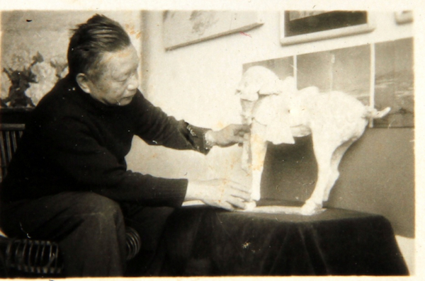 1960年代，周碧初在家作静物写生