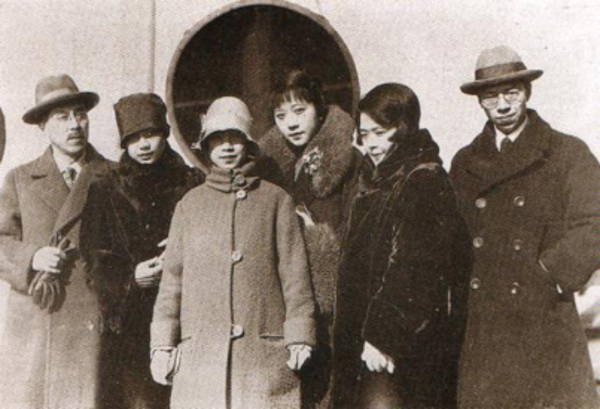 陈抱一（右一）与夫人（右二）、关紫兰（右三）、有岛生马（左一）等人在上海虹口地区的合影，1928年