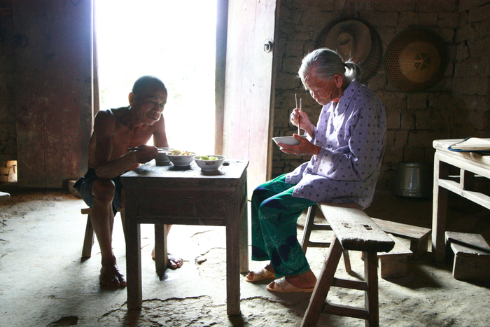 韦绍兰、罗善学母子午餐。
