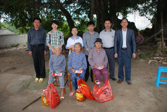 2013年，澄迈县政协慰问符美菊、李美金、王志凤幸存者时合影。