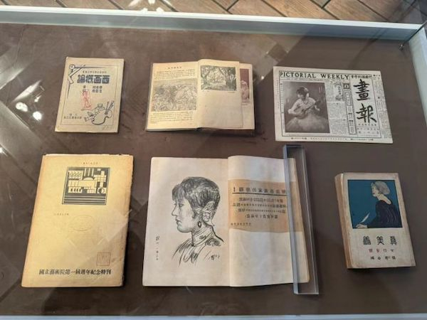 研讨会现场展示的历史资料