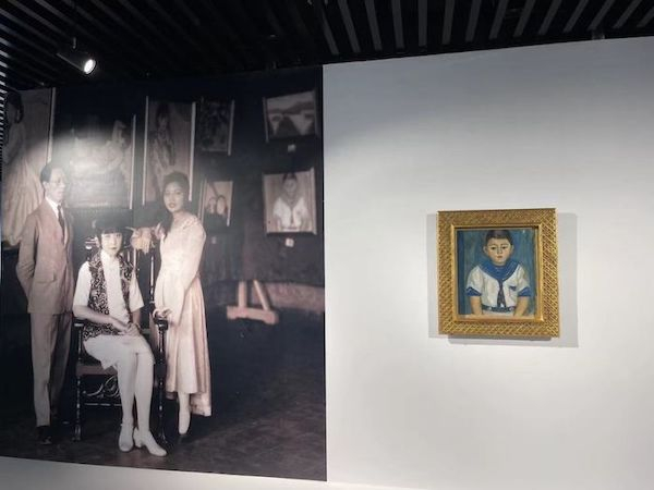上海朱屺瞻艺术馆展出现场的老照片及关紫兰画作《蓝色背景的男孩》
