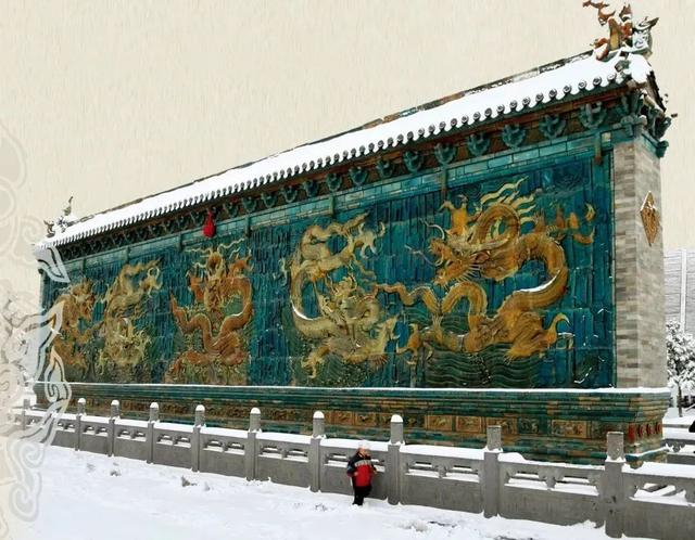 今善化寺山门前的五龙壁即为原大同城南兴国寺山门前的照壁,于1980年