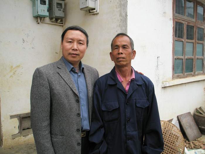 2009年春节，苏智良在韦绍兰和罗善学家中。