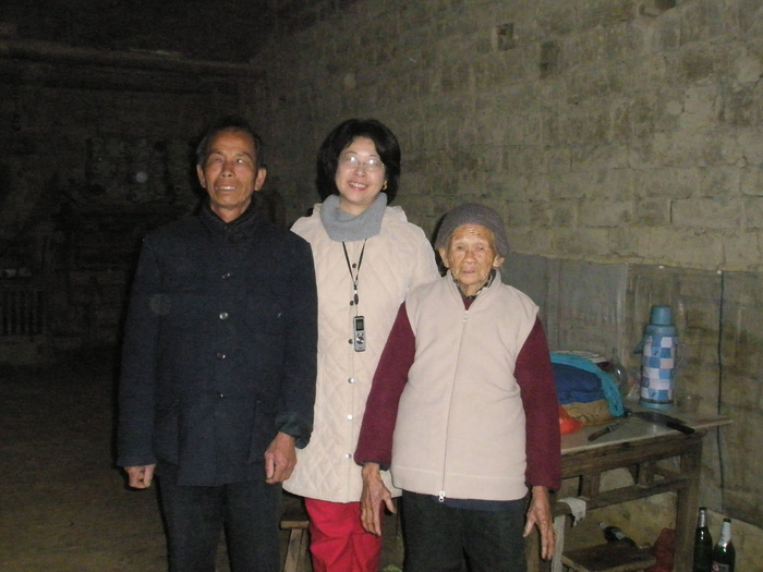 2010年春节，陈丽菲（中）与韦绍兰（右）、罗善学（左）。