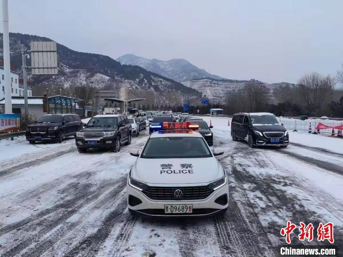 山西高速交警14年坚持雪天警车带道护送社会车辆