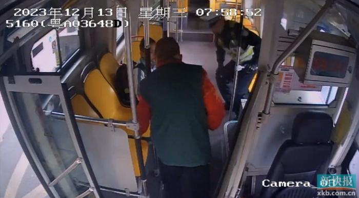 乘客手被卡公交車座椅縫隙公交車長與消防員合力助脫困