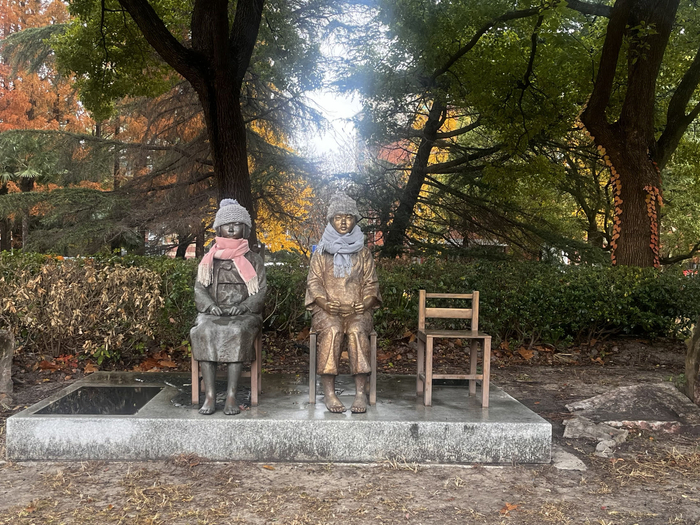 位于上海师范大学的“慰安妇”和平少女像。 澎湃新闻记者 邹佳雯 图