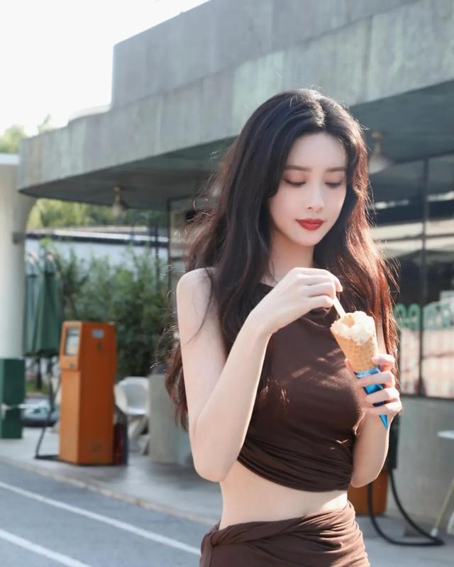 孟子义穿上黑色肚兜,身材绝对极品!|孟子义_新浪新闻
