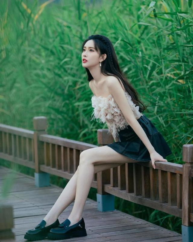 孟子义穿上黑色肚兜,身材绝对极品!|孟子义_新浪新闻