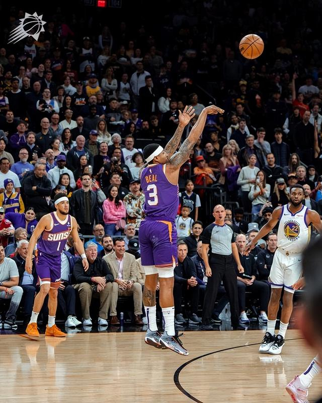 布克一个双手背扣,布克反击再中打出12-0的攻势,科尔只能再度暂停