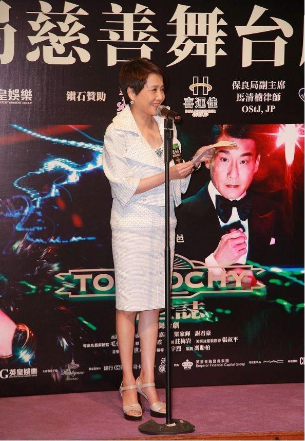 赌王四太梁安琪的小腿线条绝了!63岁的她,难怪那么爱穿短裤短裙