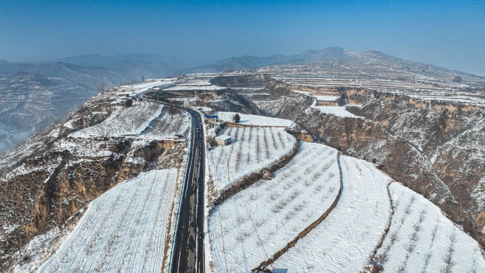 以上图片:2023年12月12日在山西省临汾市吉县吉昌镇拍摄的雪后云海