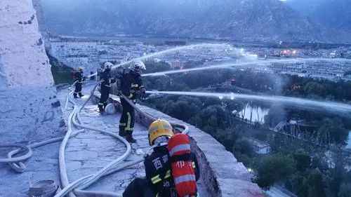 拉萨布达拉宫，消防员们在开展消防演习。布达拉宫消防救援大队供图