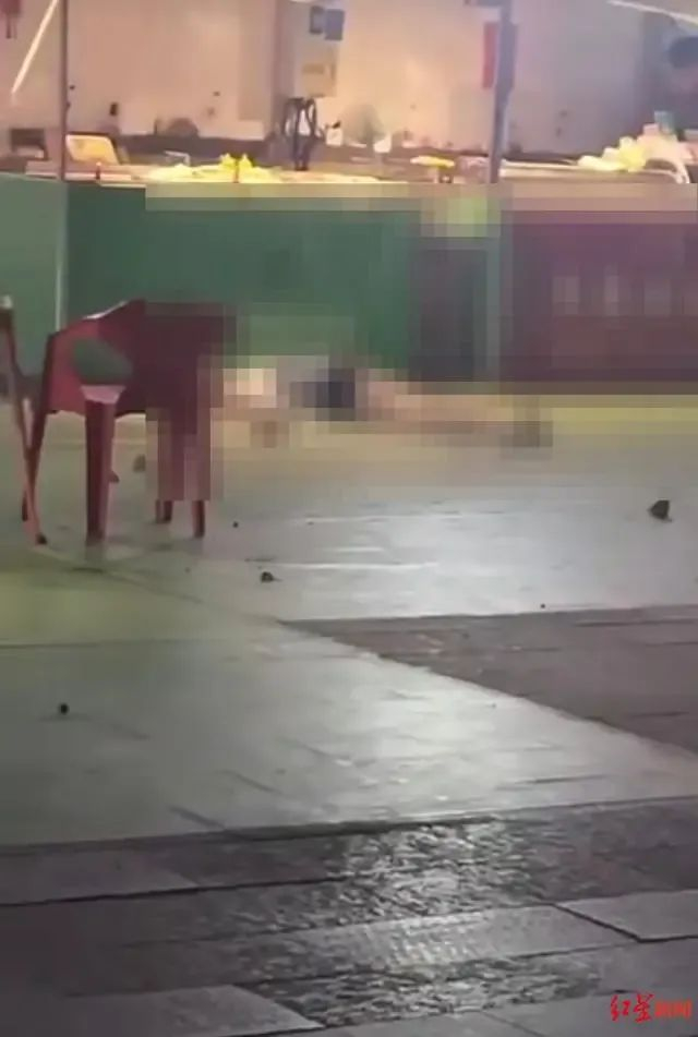 长春万达夜市高空抛物致死案现场。网传视频截图