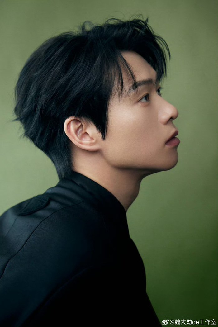魏大勋今日造型96,黑色无领西装套装,绅士帅气……|魏大勋_新浪新闻
